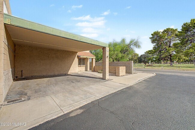 Building Photo - 1316 E Zulema Loop