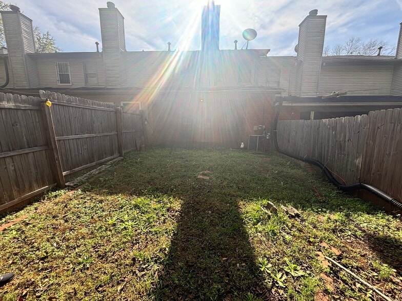 Building Photo - 4698 Shumate Dr