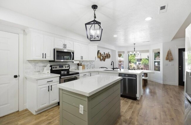 Building Photo - 930 S Indian Cir