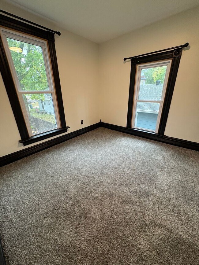 Building Photo - Charming Northside La Crosse Home
