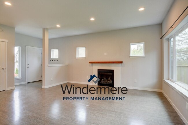 Building Photo - Newer Build 3 Bedroom 2.5 Bathroom Townhome