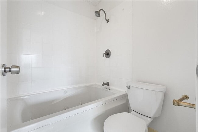 Building Photo - 3031 Flora Vista