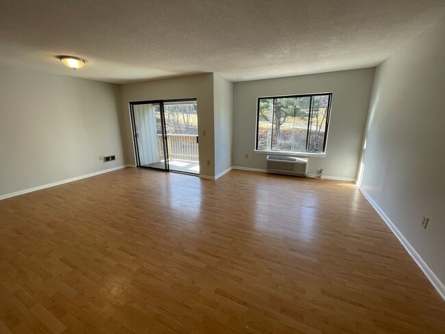 Building Photo - Hamden 2 Bed Condo w/ Dishwasher and Off-S...