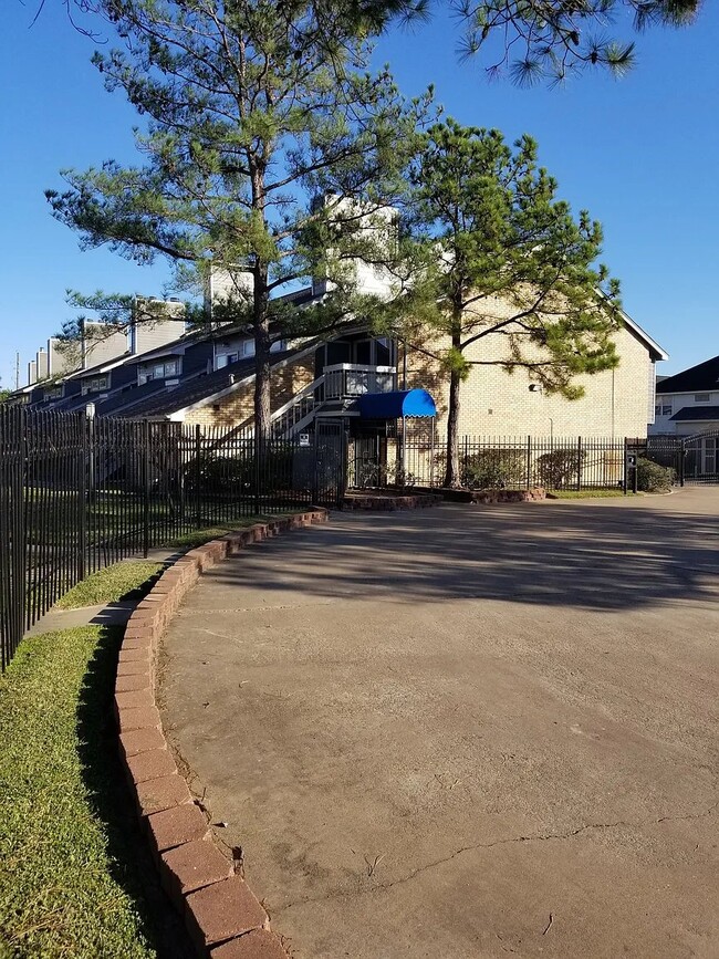 Building Photo - 11240 Perry Rd