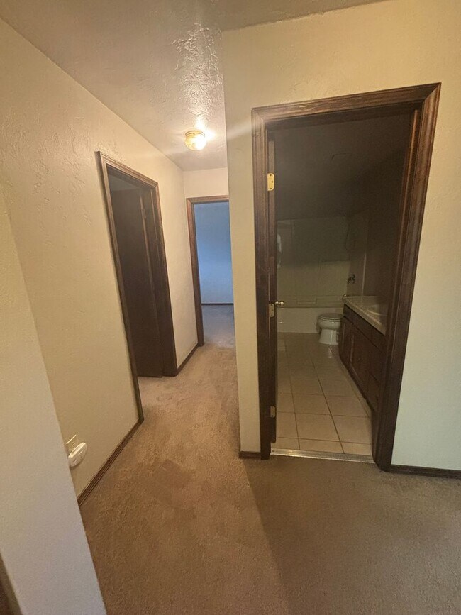 Building Photo - Beautiful 3 Bed /1.5 Bath Townhouse in Albany