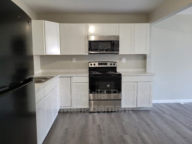 Building Photo - 200 Lewis St