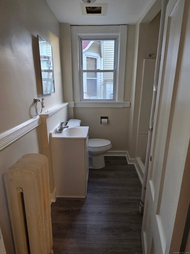 Building Photo - 32 Channing St