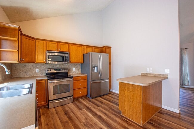 Building Photo - Extremely Spacious 3 Bedroom / 2.5 Bath Home in Bellevue!