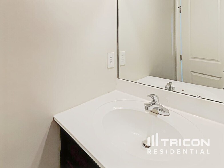 Building Photo - 415 Merus Dr