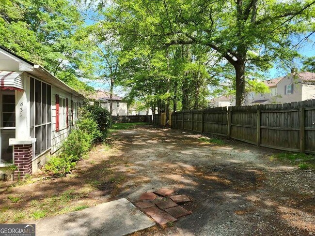 Building Photo - 631 Davis Ave