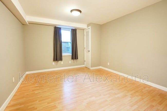 Building Photo - 906 Neal Dr