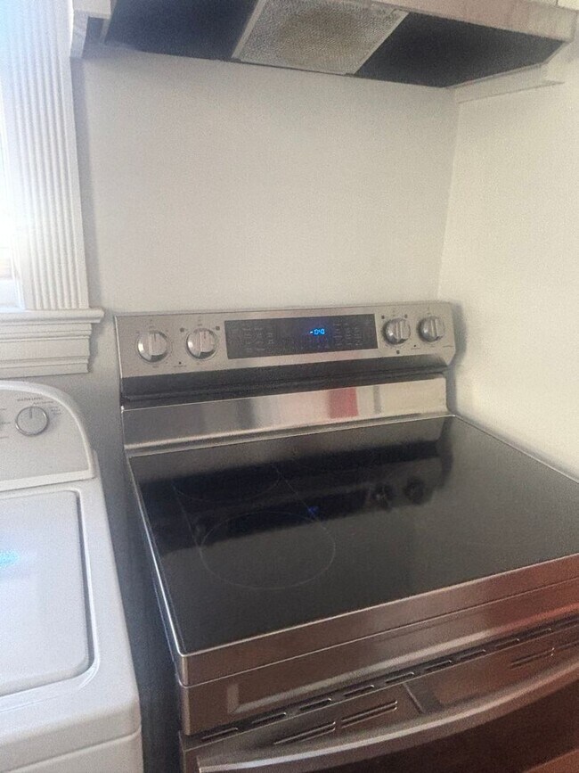 Building Photo - 908 Edwards Ave