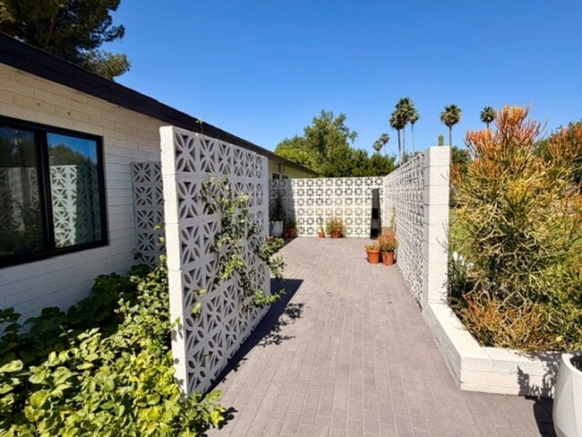Building Photo - Updated Central Phoenix 3 bed, 2 bath with open layout, stainless steel appliances, and large irr...