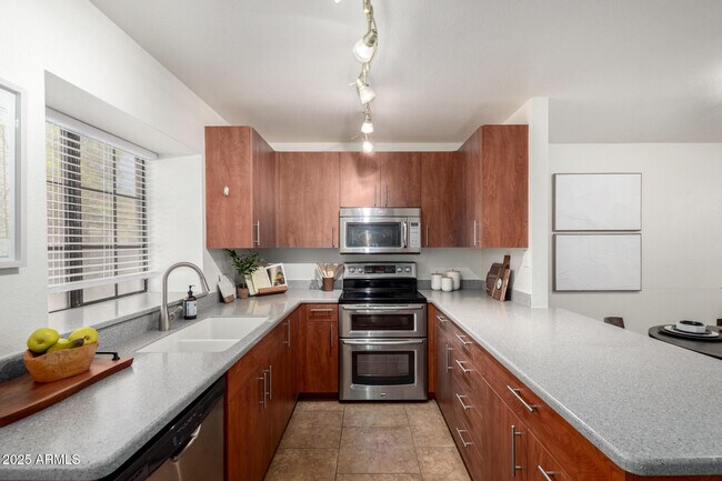 Building Photo - 921 W University Dr