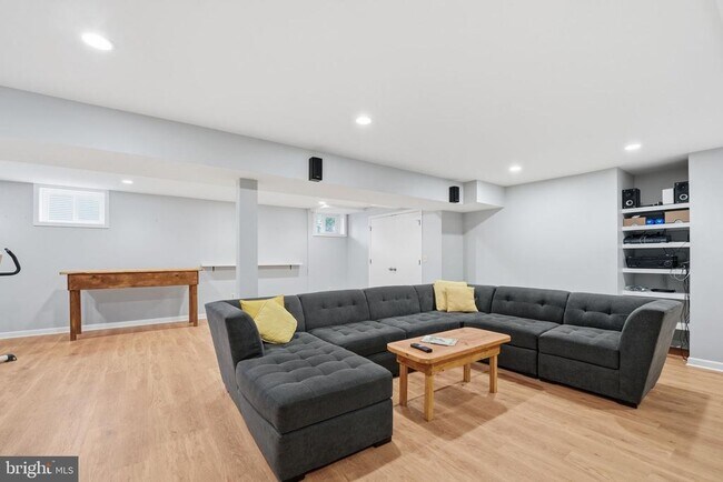 Building Photo - 9420 Lakeside Dr