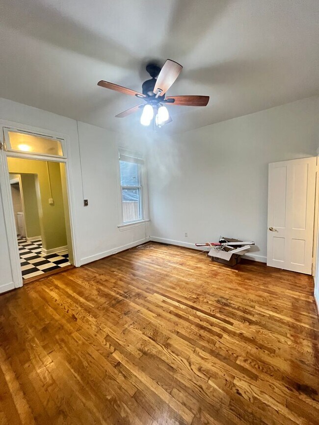 Building Photo - 511 St James St