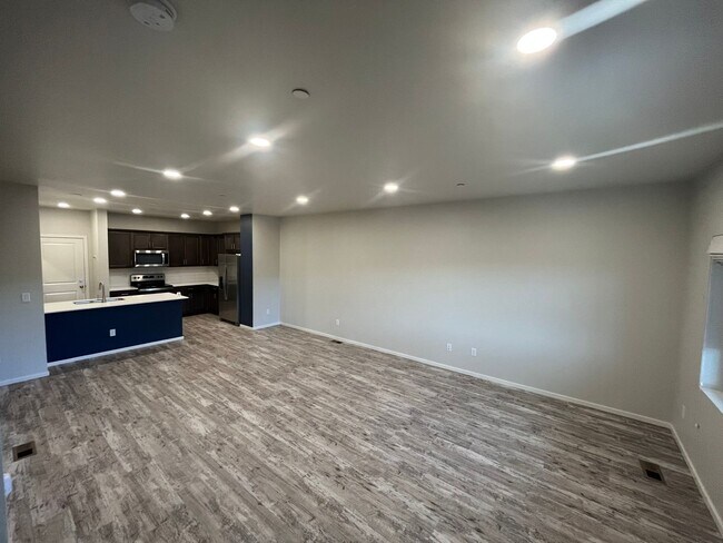 Building Photo - Beautiful 3 Bed 2.5 Bath Townhome in North East Fort Collins!