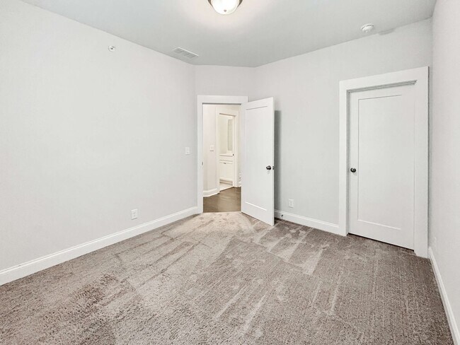 Building Photo - Beautiful 3 BR Townhome in Woodstock!