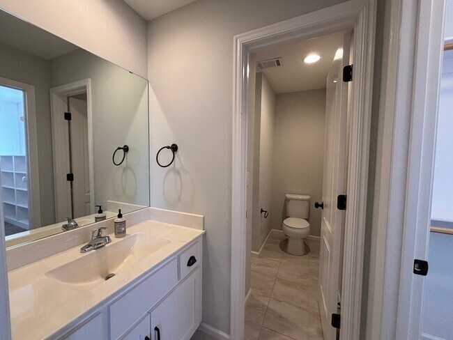 Building Photo - Modern 4BR 3.5 BA w/ Covered Lanai + Community Pool + Dedicated Office in Olathe