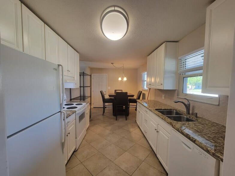 Building Photo - 3136 Lawton Ct