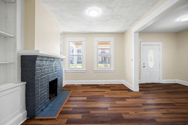 Building Photo - PRICE DROP on Completely Renovated 3 Bedro...