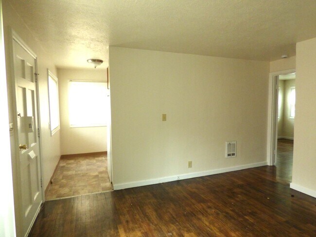 Building Photo - Rent Special: 1/2 Off March's Rent 1 bed 1 bath Duplex near Bush Park!