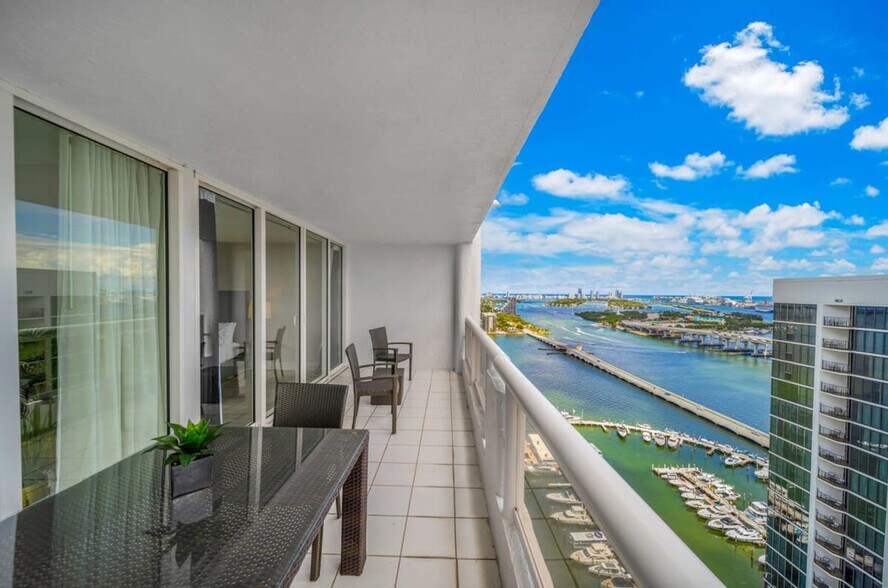 Building Photo - 1717 N Bayshore Dr