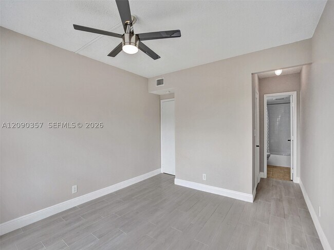 Building Photo - 400 N Riverside Dr