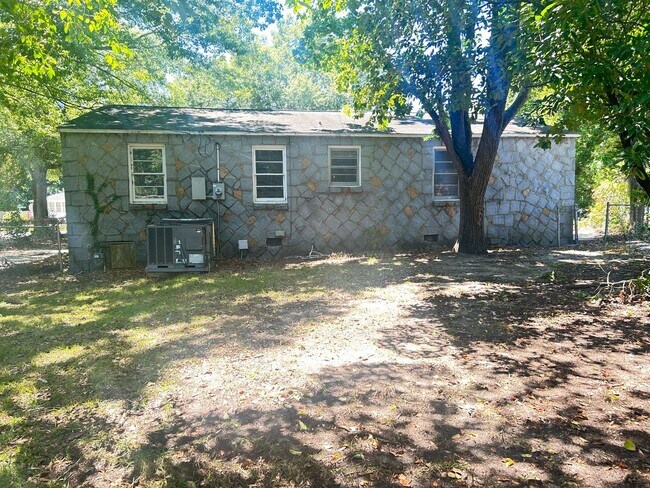 Building Photo - 1414 S Kilbourne Rd