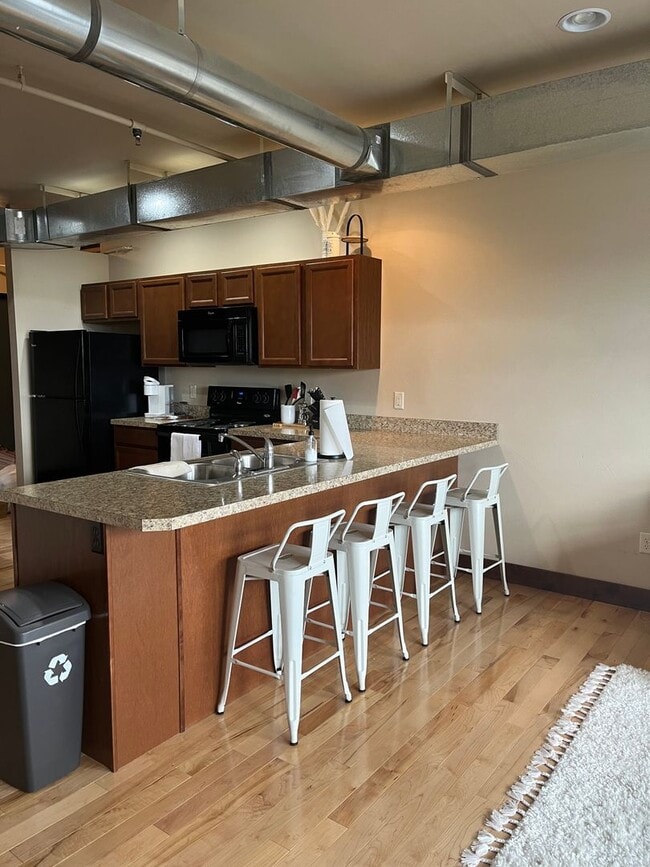 Building Photo - Elegant All Inclusive Fully Furnished Studio On Top Floor