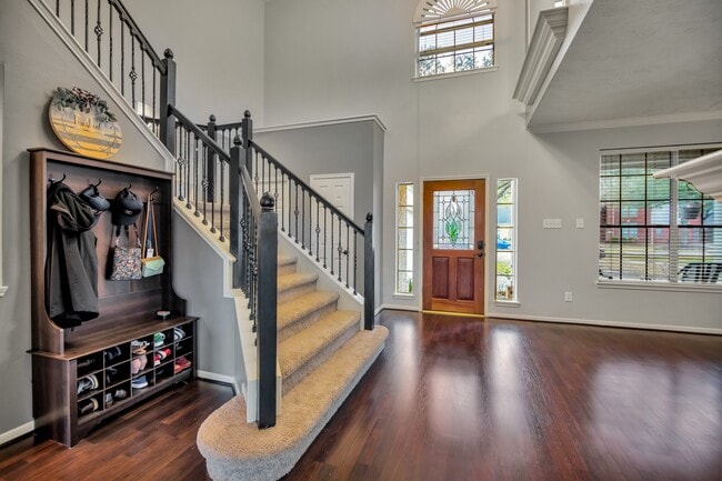 Building Photo - 301 Oak Creek Ln