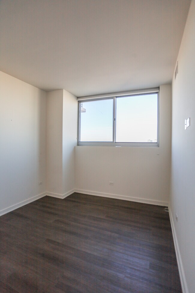 Building Photo - 901 W Huron St