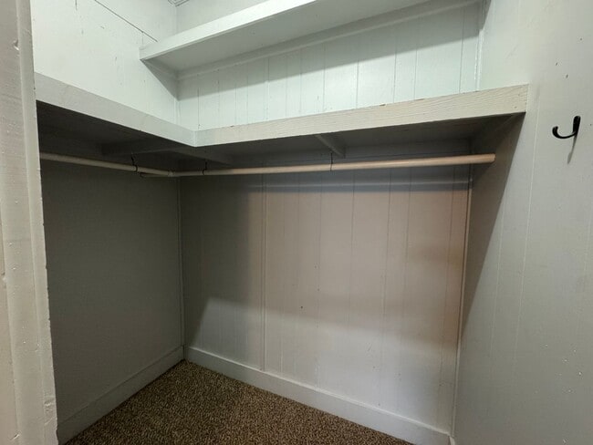 Building Photo - Four bedroom, two bathroom home near downt...