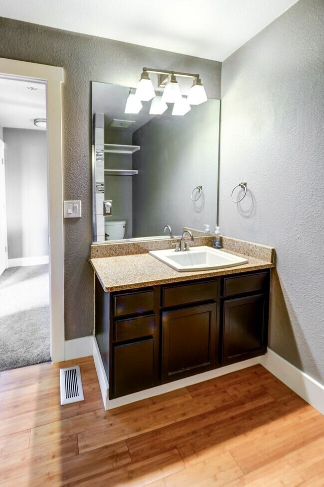 Building Photo - Modern 2-Bedroom Condo in LoHi