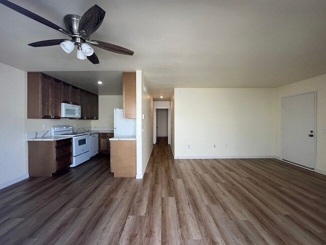 Building Photo - Upgraded, 2BD/2BA in Park Place: 1 Car Gar...