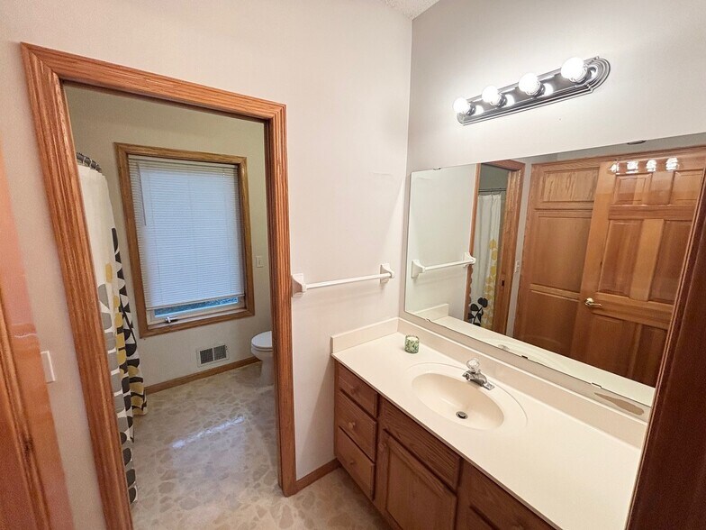 Building Photo - 15014 Valley View Pl