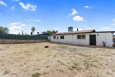 Building Photo - 3 bedrooms 1 bathroom with all tile flooring