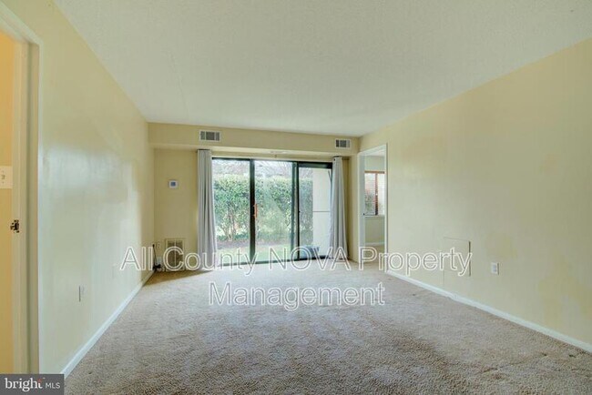 Building Photo - 613 Center St