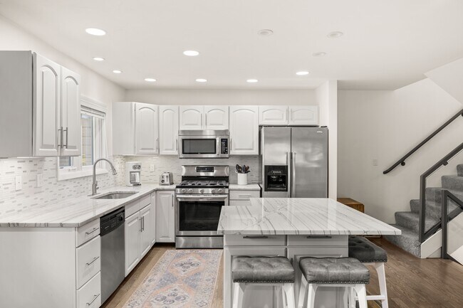 Building Photo - 650 S Monarch St