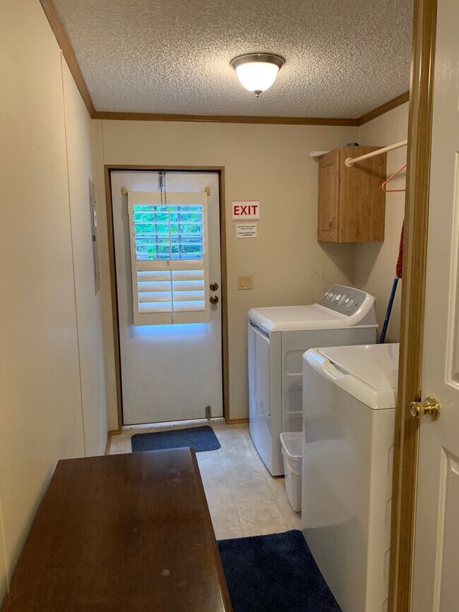 Building Photo - Furnished spacious 3/2.5 home. Corporate a...