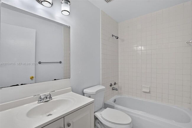 Building Photo - 6225 SW Kendale Lakes Cir