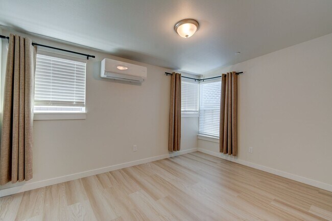 Building Photo - 2 Bedroom Luxury New Construction Cottage - Standalone Alone Home - Location Location Location