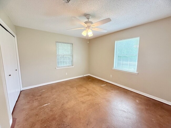 Building Photo - Charming 3-Bedroom - Pace