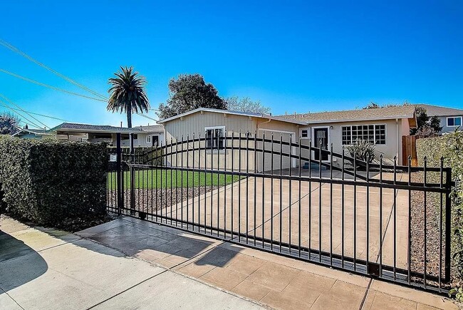 Building Photo - 463 Larkspur Dr