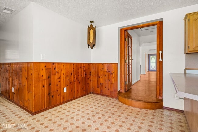 Building Photo - Check Out this 2 bed 1 bath in Alexandria
