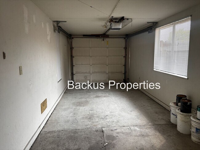 Building Photo - 15 E Acacia St
