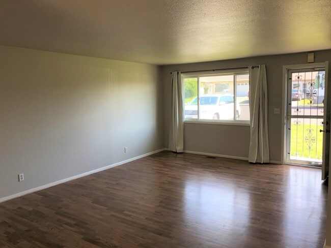 Building Photo - Feels Like New!
