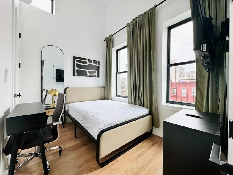 Building Photo - Furnished room/NOT APARTMENT