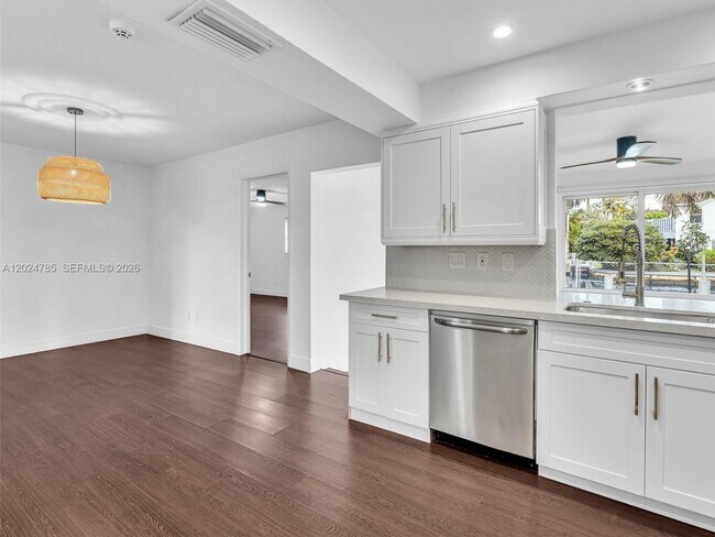 Building Photo - Southwest 42nd Terrace, Fort Lauderdale, FL 33314 - 3 BR 2 BA single-family home