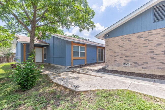 Building Photo - 1366 Bayou Dr